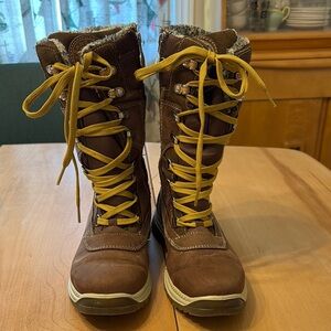 Santana Canada Modena brown boots with side zipper.  Size 7